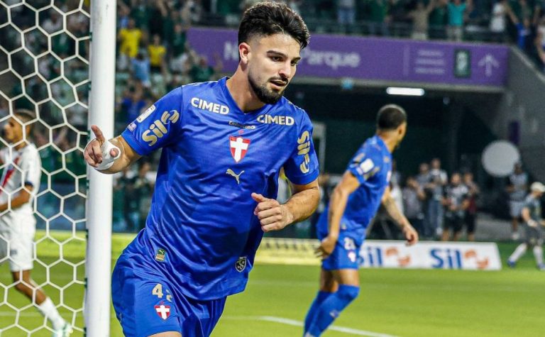 Palmeiras aproveita vacilo do Flamengo e cola na liderança do Brasileiro