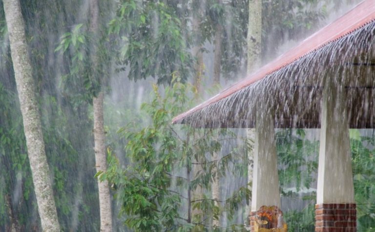 Inmet emite alerta de perigo para tempestades em 54 cidades do ES; veja lista