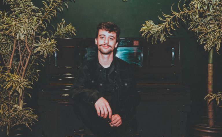 Retrato fiel e emotivo de Gabriel Bebici em novo disco