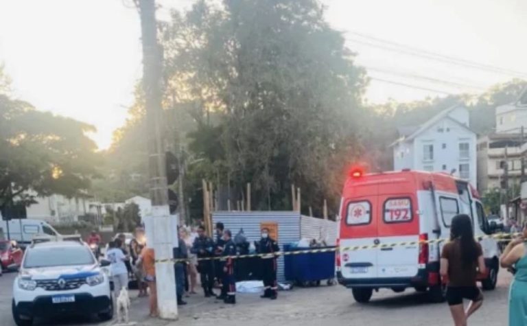 Suspeito chega em moto e mata homem a tiros no Centro de Santa Teresa