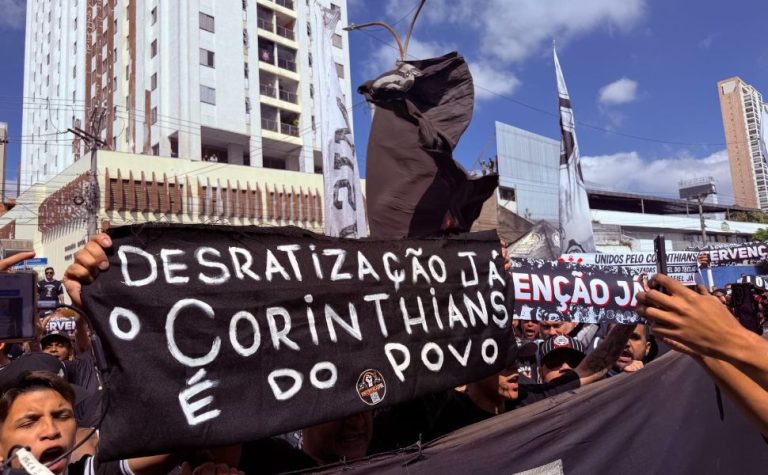 Torcedores do Corinthians protestam e pedem ‘intervenção judicial já’