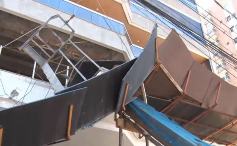 Trabalhadores ficam feridos após estrutura de obra desabar em Vila Velha