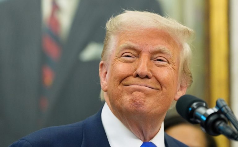 ‘Grande vitória’, diz Trump sobre Flávio Bolsonaro ter ficado à frente no 1º turno