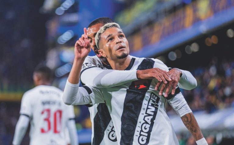 Vasco marca com Adson, se segura após expulsão e vence Boca na Bombonera